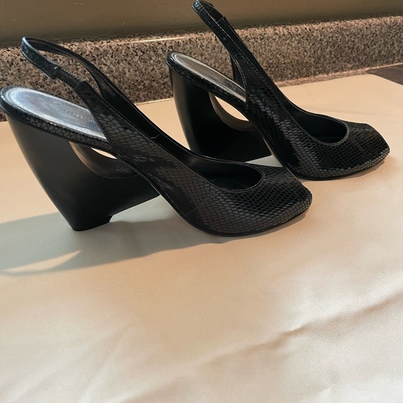 Vince Camuto Black Snack Print Size 10 Heels. - Picture 3 of 5